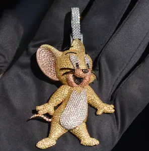 Magnifique pendentif en or plaqué 14 carats à trois pierres personnalisé avec diamant de coupe ronde et clarté VVS, cadeau hip-hop unisexe - Product Image 2