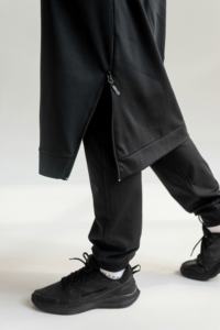 Tunique allongée en tissu extra extensible noir avec une capuche Jogging Suit Modeste Fashion Islamic Style Sportwear - Product Image 5