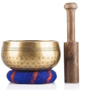 Bols chantants tibétains en laiton usage traditionnel pour la méditation bols chantants traditionnels en laiton avec gravure à la main sur noir et or - Product Image 5