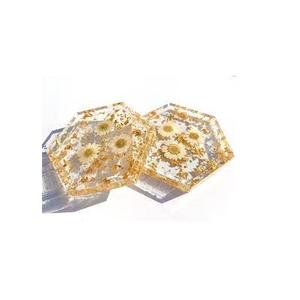 Sous-verre en résine au design de fleur d'or moderne et sous-verre en résine époxy avec fleur pressée pour cadeau de noël - Product Image 1