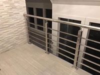 Balustrades en acier inoxydable 304 316 à poteaux carrés avec rampe supérieure ronde pour escaliers, terrasses et balcons