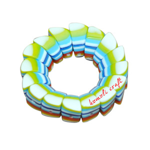 Perles en plastique abstraites, perles multicolores en résine rayée à la main - Product Image 1