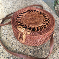 Petit sac rond léger de 0,3 g, style classique rayé jaune clair, avec poignée en rotin, FRB-01, fabriqué en matériau tissé