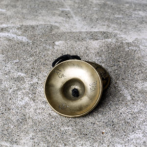 Cloche chantante tibétaine Tingsha 100% faite à la main |   Laiton de haute qualité au design moderne pour la guérison sonore et la relaxation - Product Image 2