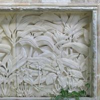 Sculpture en relief de pierre de Bali, motif floral, design moderne, style naturel, couleur beige, 100% sculpture à la main, art mural, Indonésie, décoration intérieure