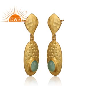 Boucles d'oreilles clous en argent plaqué or, finition martelée, avec pierre de calcédoine aqua, vente en gros - Product Image 2