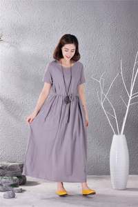 Nouvelle arrivée 2026, robe en lin pour femme, tendance, design tendance, couleur grise, tissu crêpe, col rond, manches courtes, longueur au sol - Product Image 3