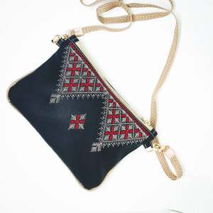 Créations artisanales : Pochette/sac à bandoulière brodé - Product Image 1