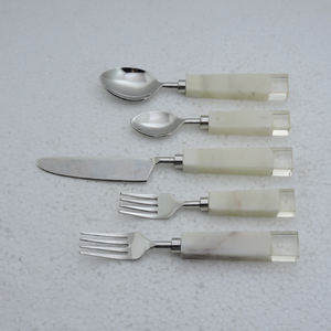 ชุดช้อนส้อมสแตนเลสสตีลสไตล์ยุโรปด้ามเรซิ่นสีขาวและสแตนเลสพร้อมชุดส้อมชุบเงิน 5 ชิ้น - Product Image 2