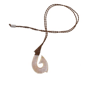 Hawaiian Accessori del Regalo Dei Monili Maori Pesce Bianco Gancio Del Pendente Tribale Intagliato Collana di Disegno Per Unisex - Product Image 1