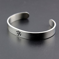 Acier inoxydable Namaste Aum Ohm Om Gravure Manchette Bracelet Bracelet pour Hommes Femmes OM Symbole Hindou Hindouisme Yoga Bijoux Cadeau