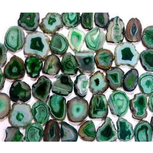Venta al por mayor Feng Shui verde teñido ágata pulida rebanadas amor diseño personalizable colores diseñados India para impresionante figura de piedra - Product Image 1