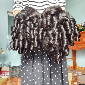 Extensions de tissage bouclées rebondissantes couleur naturelle en cheveux humains vietnamiens - Product Image 1