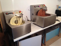 Machine de trempe de chocolat commerciale utilisée Machine de fusion de chocolat de capacité de 8KG, chocolat faisant la Machine avec la Table de Vibration