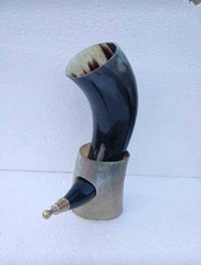 Tasse en corne à boire naturelle et écologique, fabriquée à la main, personnalisée et antique, avec percolateur hautement fini au design sculpté Viking - Product Image 2