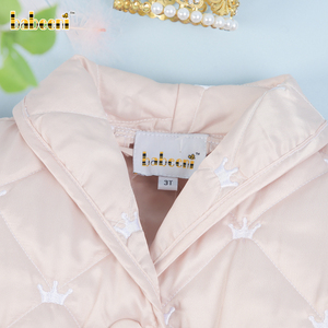 Diadem เย็บปักถักร้อยเสื้อโค้ทผ้าสำหรับเด็กผู้หญิง OEM ODM สาวเสื้อผ้าผ้านวม-QC97 - Product Image 5