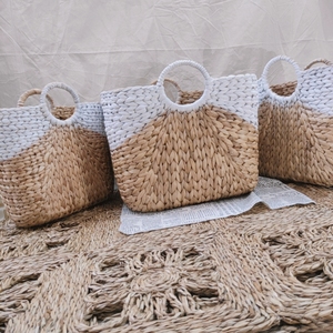 Cesta de Almacenamiento Tejida a Mano de Jacinto de Agua Natural con Asas, Cesta Organizadora de Pasto Marino para Compras y Decoración del Hogar, Hecho en Vietnam - Product Image 1