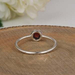 92.5โกเมนสีแดงธรรมชาติเงินสเตอร์ลิงอัญมณีทรงกลมเรียบดีไซน์เรียบง่ายล่าสุดแหวนพลอยวันเกิด - Product Image 3