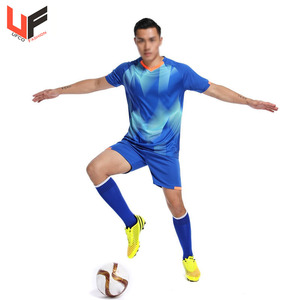 Juego de uniformes de fútbol impresos por sublimación personalizada de alta calidad para adultos y niños Mostrar el nombre del equipo Diferentes opciones de estilos - Product Image 5