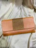 Pochette de soirée pliable en soie brute faite à la main avec perles, bandoulière et fermeture à rabat |   Pochette de mariée de luxe pour femme