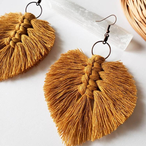 Amor Otoñal // Pendientes de Plumas de Macramé, Pendientes de Hojas de Macramé, Colección Única Hecha a Mano - Product Image 1