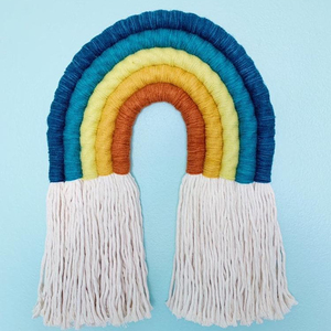 Décoration murale arc-en-ciel de haute qualité avec de longs pompons XL - Product Image 1