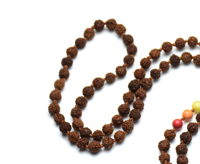 Nouveau Collier de Perles en Bois Tendance Style Spirituel Religieux avec Pierres Précieuses Énergétiques Rudraksha Chakra Mala
