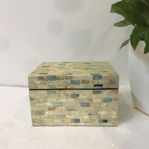 Caja de incrustaciones de perlas de colores, caja de superficie lisa de Vietnam ahora en venta - Product Image 3