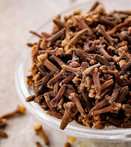 น้ำมันหอมระเหยใบกานพลูธรรมชาติ (Syzygium aromaticum) ผู้ผลิตและส่งออกจำนวนมาก - Product Image 2