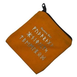 Pochette jaune avec symbole de runes imprimé : Achetez en ligne une pochette en velours - Product Image 1