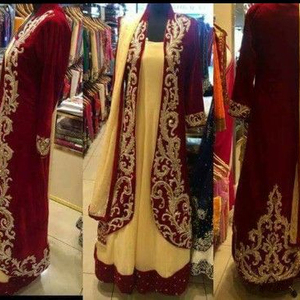 Robe luxueuse avec broderies rouges et perles de verre, veste brodée de la longueur du sol, idéale pour une tenue de soirée ou un mariage, 2022 - Product Image 1