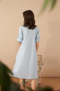 Robe midi cyan clair à col rond, manches trois quarts, coupe ample, formelle, en coton tissé, couleur unie, boutonnée sur le devant, robe naturelle pour l'été - Product Image 2