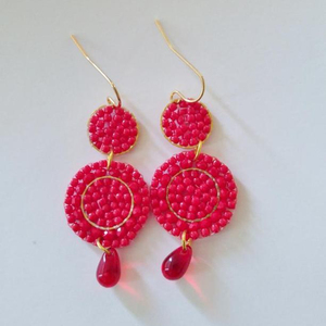   Pendientes Largos Rojos y Dorados Hechos a Mano con Diseño de Fieldechores - Product Image 1