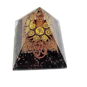 Vente en gros de pyramide d'orgone de tourmaline noire pierre précieuse d'agate naturelle avec symbole Om pyramide de cristal de chakra de style Feng Shui à vendre - Product Image 1