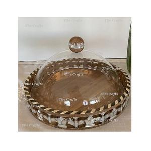 Plateau de service en bois et en bois de santal au design attrayant avec dôme, plateau de service rond avec couvercle en acrylique et bouton en nacre - Product Image 1