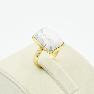 18K Micron Plaqué Or Howlite Gemstone 925 Sterling Lunette Anneau Style Classique À La Main Blanc Anneau Femmes De Haute Qualité - Product Image 1