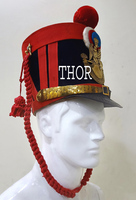 Casque d'armure médiévale en cuir classique de couleur noire et rouge incroyable casque d'officier de bonne chance