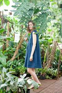 Deslumbrante vestido de lino azul claro de moda, con cuello redondo, sin mangas, hasta la rodilla, para chica sexy, en tela crepé. - Product Image 3