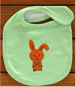 Baberos de pañuelo de algodón orgánico modernos para niños pequeños Suministro OEM Baberos de bandana impresos para niños Niñas Accesorios de alimentación para bebés - Product Image 3