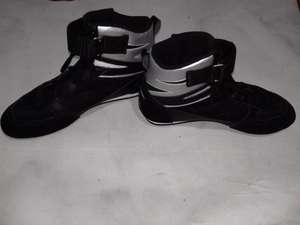 รองเท้าฝึกซ้อมในร่มสีเงินและสีดำทันสมัย ผลิตในปากีสถาน สำหรับศิลปะการต่อสู้และมวย - Product Image 3