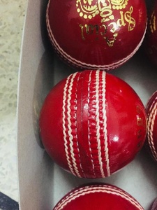 Pelotas de Críquet de Primera Calidad Personalizadas en Color y Cuero de la Más Alta Calidad, Ideales para Partidos y Prácticas - Product Image 2