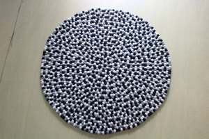 Alfombras de fieltro hechas a mano "-Alfombras de bolas de fieltro de Nepal"-Colchón de bolas de fieltro de lana pura en negro, blanco y gris para el suelo - Product Image 3