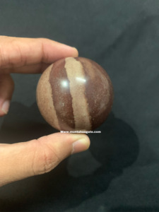 Venta al por mayor Esfera Narmada 40-55mm Bola de cristal de curación natural para Reiki, meditación, equilibrio de chakras y energía espiritual - Product Image 3