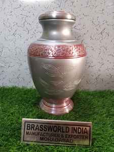 Urna de cremación blanca de aluminio de estilo americano con hermosas hojas, suministros funerarios grabados por Brassworld India - Product Image 6