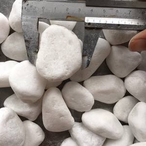 Gravier de pierre de galet blanc poli pour le paysage extérieur et le décor de jardin Pavés dégringolés pour l'application de parc de villa de villa de parc - Product Image 1