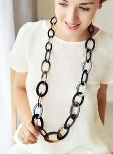 Collier avec pendentif en corne de lotus, pour femmes, filles et hommes, fait à la main avec de la corne de cowboy naturelle en vente - Product Image 3