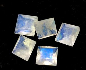 มูนสโตนสีรุ้งธรรมชาติ ทรงเหลี่ยม ขนาด 3 มม. ถึง 11 มม. เจียระไนเหลี่ยมเพชร คุณภาพดี สีฟ้าสดใส - Product Image 2
