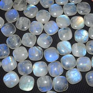 ราคาขายส่ง หินมูนสโตนสีขาวธรรมชาติจากซาริม อินเตอร์เนชั่นแนล รูปทรงบริโอเล็ตเรียบเนียน สีรุ้ง ขนาด 20x20 มม. แบบเม็ดเดี่ยว - Product Image 1