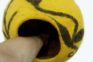 Eco Friendly Felted Cat Cave-Hecho a mano en Nepal por Skillful Craft Women-Cama para mascotas de lana 100% Cama para gatos cálida, acogedora y suave - Product Image 4