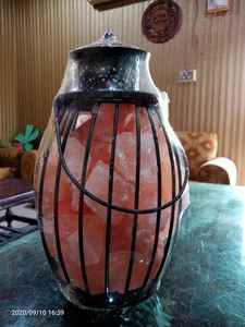 Lampe de sel de l'Himalaya Laltain, décoration écologique pour la maison, style fleur sculptée, panier et technique Feng Shui - Product Image 3